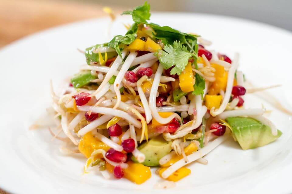 Salát s klíčky mungo, manga a granátového jablka